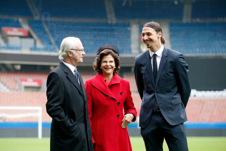 Le roi Carl XVI Gustaf, la reine Silvia et Zlatan Ibrahimovic, le 2 décembre 2014, au Parc des Princes.
