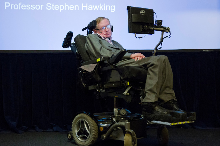 Le scientifique britannique Stephen Hawking, ici le 2 décembre 2014 à Londres, communique par l'intermédiaire d'un ordinateur