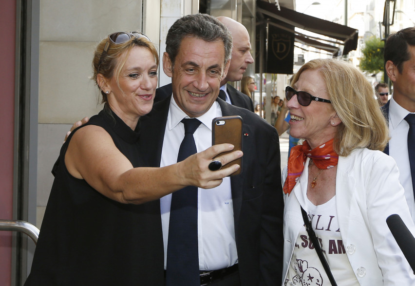 Nicolas Sarkozy et des fans, avant un meeting de campagne à Cannes, en octobre.