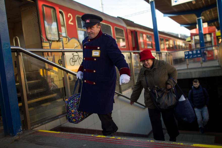 Des sans-abris promus bagagistes à la gare de Bratislava, le 16 décembre 2014. (archives)
