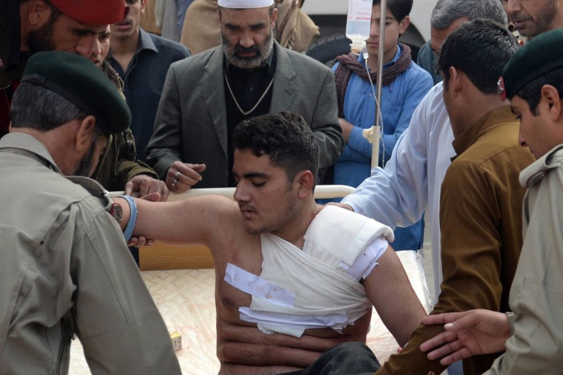Un étudiant blessé dans l'attaque d'une école à Peshawar au Pakistan.