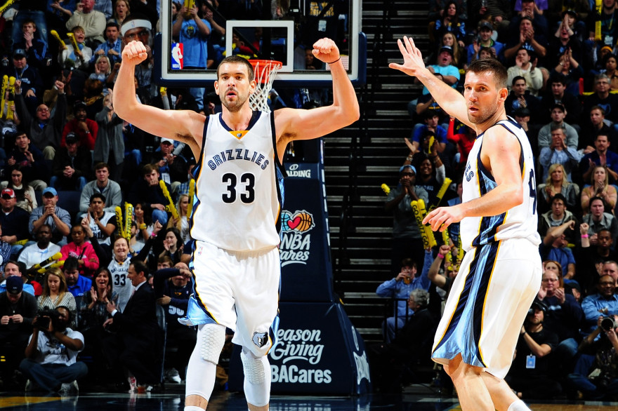 Marc Gasol et Beno Udrih après un panier contre Golden State, le 16 décembre 2014, à Memphis.