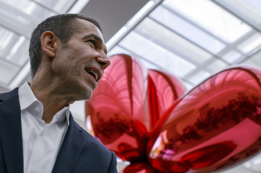 Jeff Koons et son oeuvre "Balloon Dog (Red)", le 11 mai 2012 à Bâle (archives).