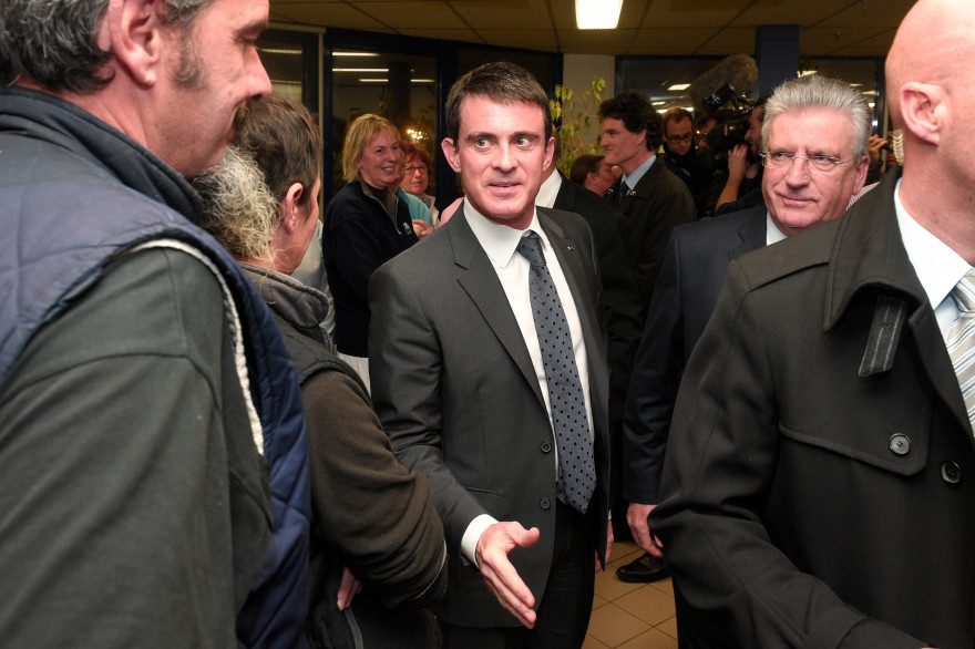 Manuel Valls à l'abattoir de Gad à Josselin dans le Morbihan, le 19 décembre 2014.