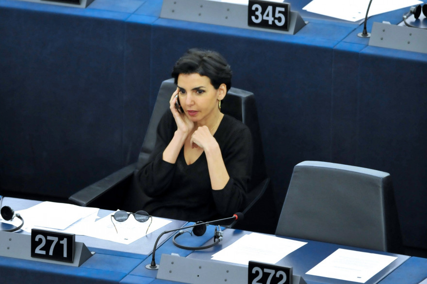 Rachida Dati au téléphone au Parlement européen