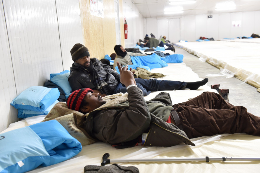 Des migrants dans un hangar aménagé à Calais le 27 décembre 2014