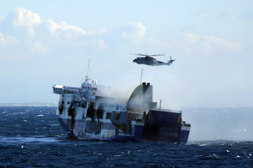 Le Norman Atlantic lors des opérations de sauvetage, au large de l'Albanie, le 29 décembre 2014.