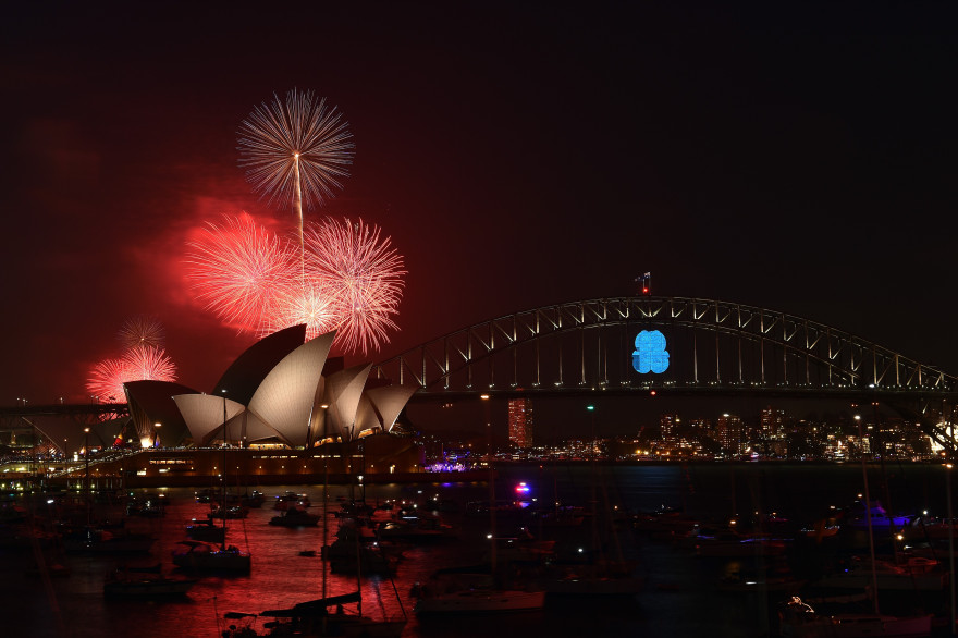 Le traditionnel feu d'artifice du nouvel an au-dessus du Harbour Bridge de Sydney, le 31 décembre 2014.