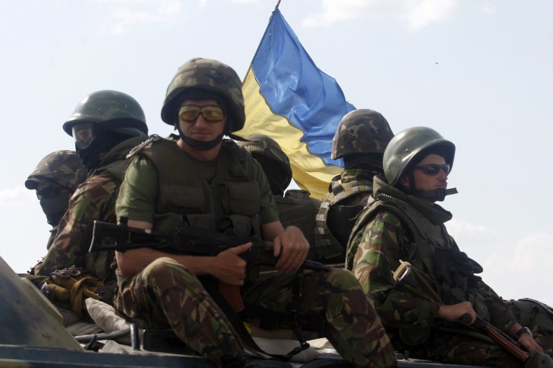 Des soldats de l'armée ukrainienne près de Donestk.