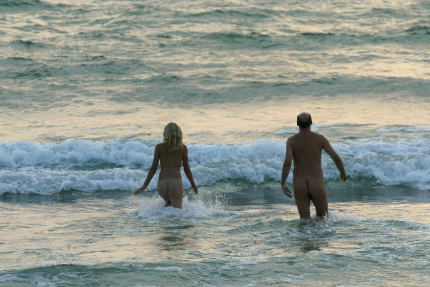 Un homme et une femme se baignent nus dans le Sud-Ouest (illustration)