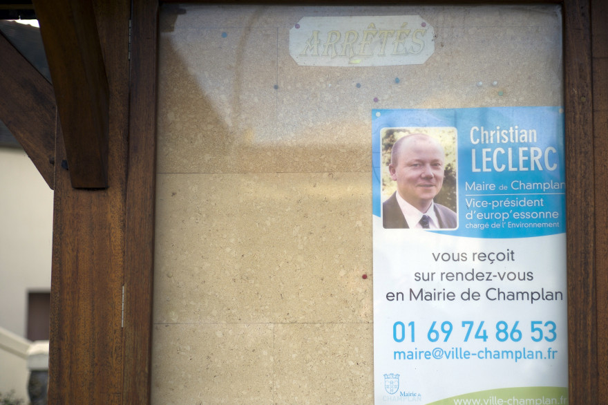 Le maire de Champlan (Essonne) Christian Leclerc a refusé d'inhumer un nourrisson rom décédé au lendemain de Noël dans un campement de sa commune