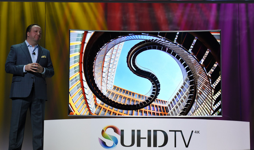 Le vice-président de l'électronique chez Samsung Joe Stinziano présente une télévision de 88 pouces, la JS-9500 SUHD Smart lors du CES 2015