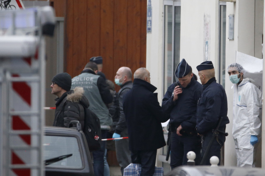 La police scientifique devant le siège de Charlie Hebdo, le 7 janvier 2015