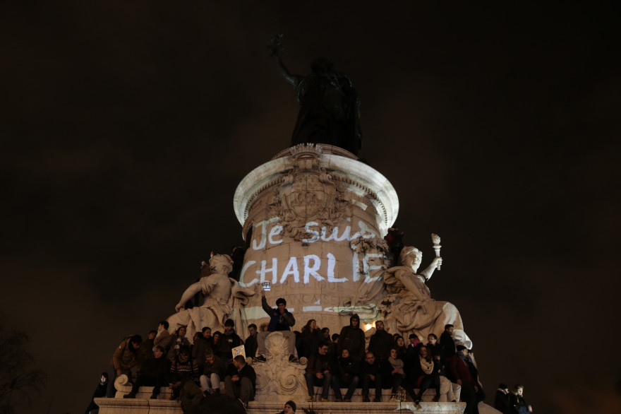 Des Parisiens se sont rassemblés le 7 janvier 2015 place de la République pour rendre hommage à Charlie Hebdo