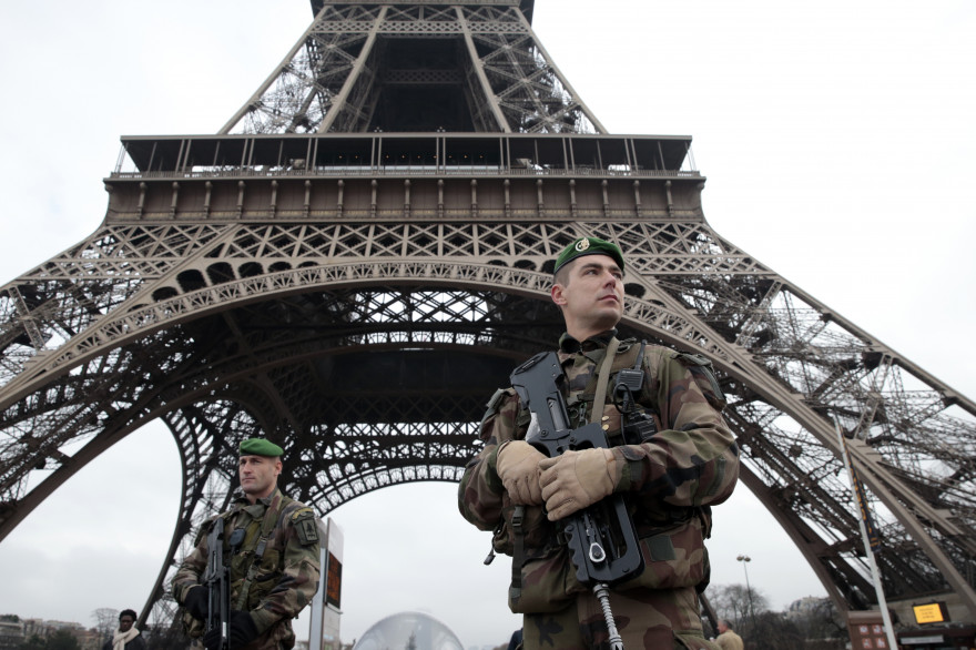 Des soldats patrouillent devant la Tour Eiffel le 7 janvier 2015
