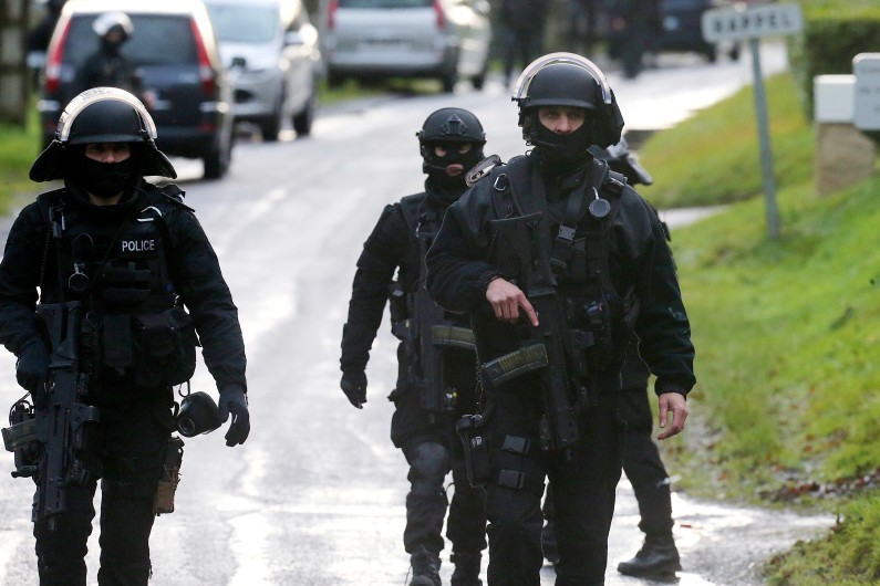 Depuis jeudi 8 janvier, les recherches des forces d'élite se concentrent dans une vaste zone rurale et boisée à quelque 80 km au nord-est de Paris, à cheval entre l'Aisne et l'Oise