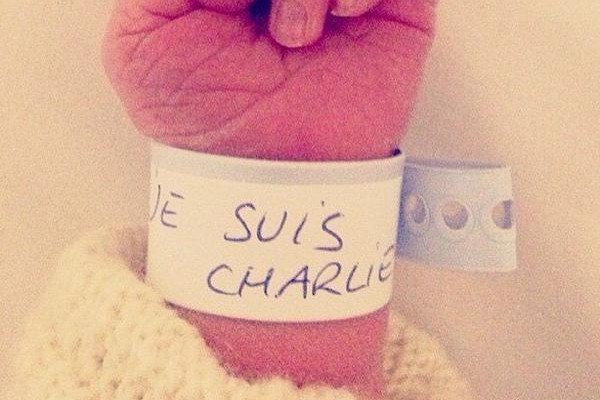 Un nouveau-né porte le slogan "Je suis Charlie"