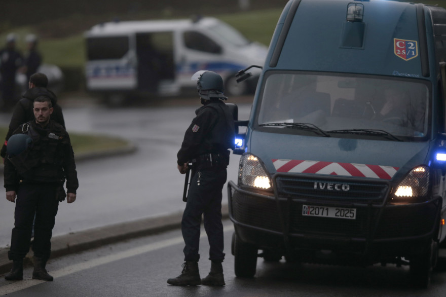 Le GIGN et le RAID sont mobilisés autour de l'entreprise où sont réfugiés les frères Kouachi