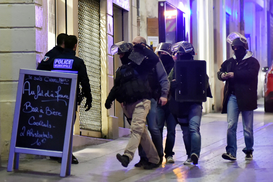 Les forces de l'ordre sur les lieux du braquage qui a tourné en prise d'otage, le 9 janvier 2014 à Montpellier.