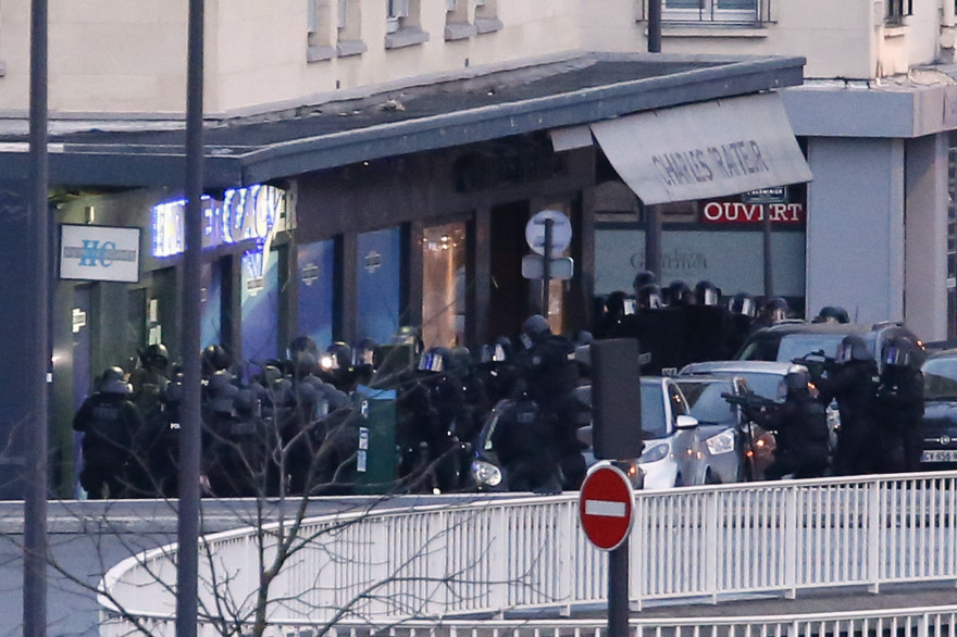 Les forces d'élites lancent l'assaut à la porte de Vincennes