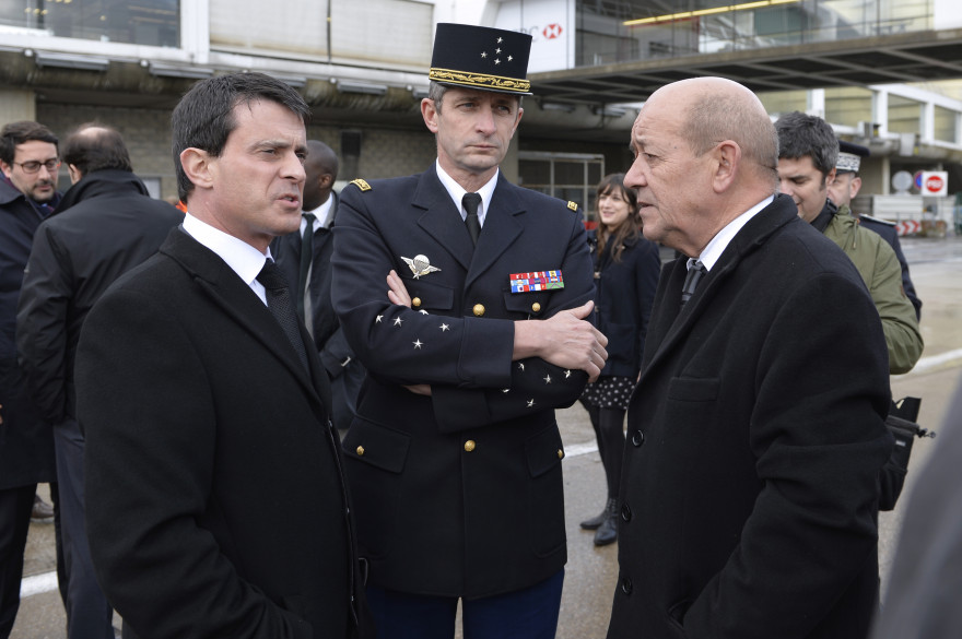 Le directeur général de la gendarmerie, le général Favier, en compagnie de Manuel Valls et Jean-Yves Le Drian