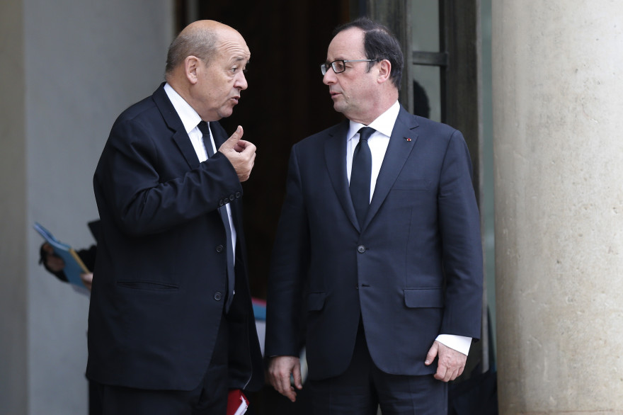 Jean-Yves Le Drian et François Hollande à l'Élysée, à Paris, le 10 janvier 2015.