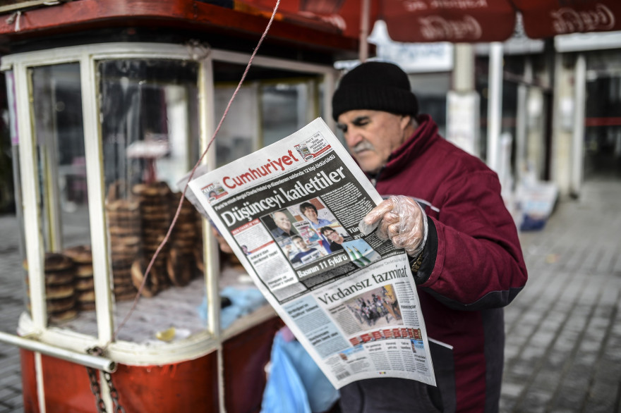Un homme lit Cumhuriyet au lendemain de l'attentat contre Charlie Hebdo, le 8 janvier 2015, à Istanbul en Turquie.