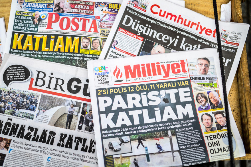 Les Unes de journaux turcs au lendemain de l'attaque contre "Charlie Hebdo" qui a fait 12 morts, ici le 8 janvier 2015, à Istanbul (illustration).