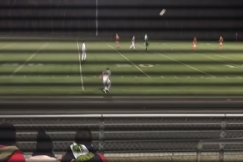 Le joueur a effectué une spectaculaire touche acrobatique à près de 40 mètres des buts