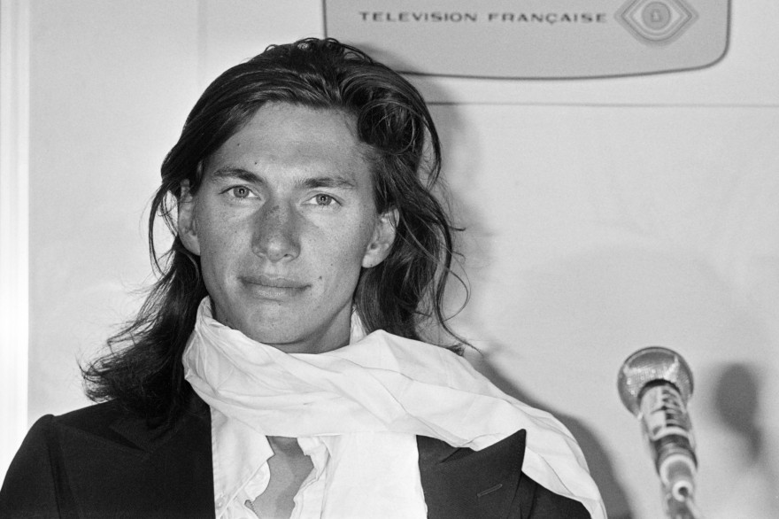 Jean Afanassieff lors d'une conférence de presse de retour de son ascension de l'Everest, le 26 octobre 1978 à Roissy (archives).