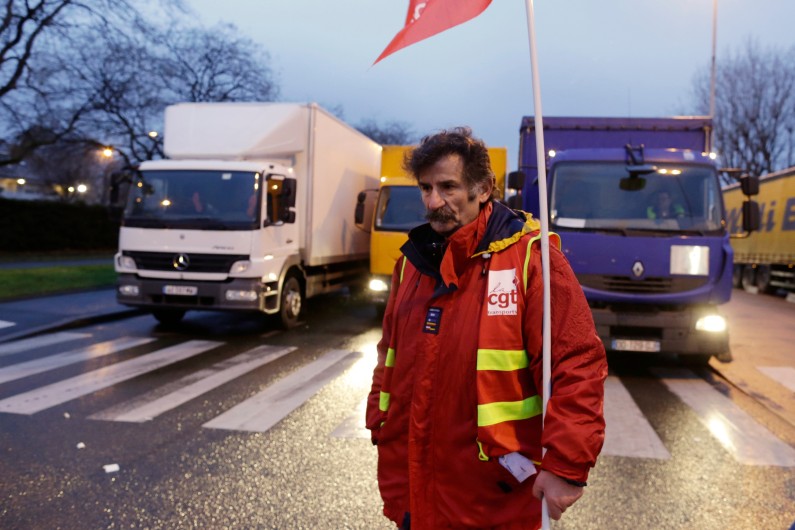 Un routier lors d'un barrage à Genenvilliers, le 19 janvier 2015.