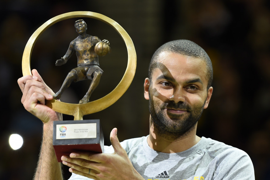Tony Parker a déjà soulevé le trophée du meilleur joueur européen, en 2013 (archives).