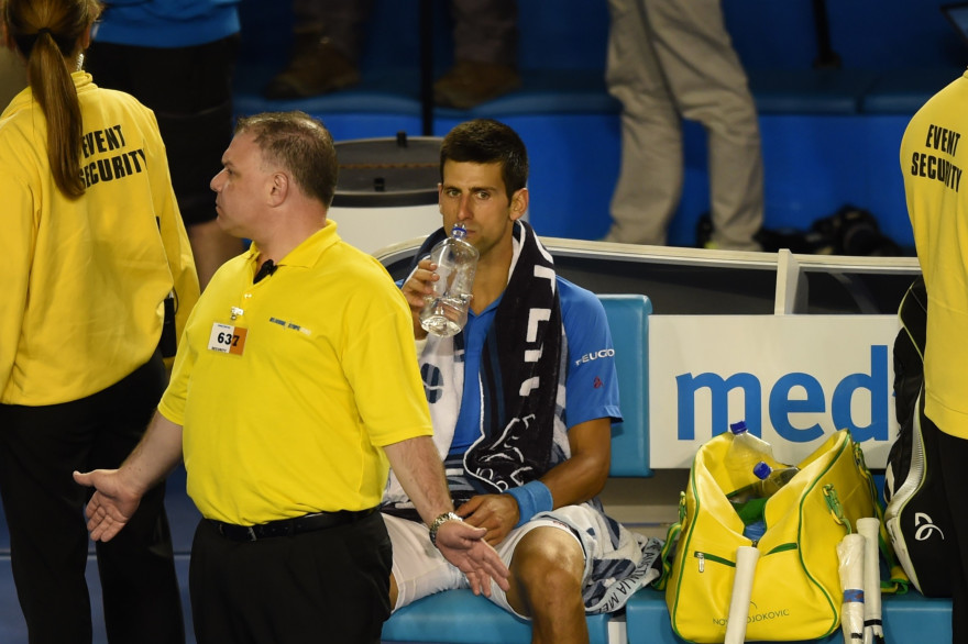 Novak Djokovic entouré par la sécurité à Melbourne, en Australie, le 1er février 2015.