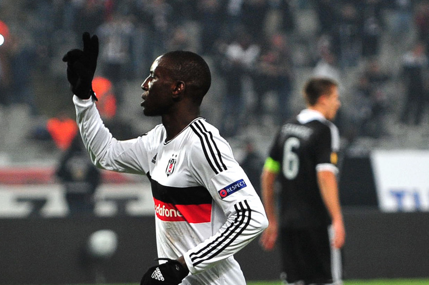 Demba Ba célébrant un but avec son club de Besiktas