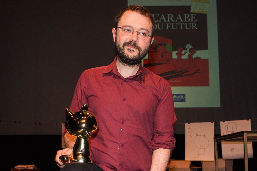 Riad Sattouf avec son Fauve d'or reçu pour "L'arabe du futur", le 1er février 2015, à Angoulême.