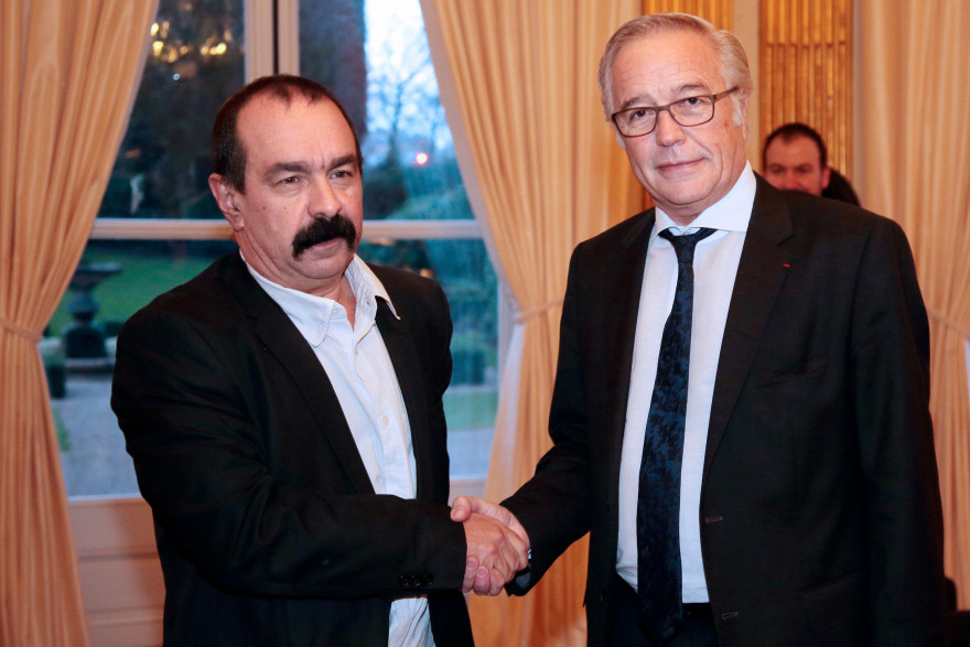 Philippe Martinez (à gauche), nouveau leader de la CGT, ici le 30 janvier 2015 avec le ministre du Travail François Rebsamen