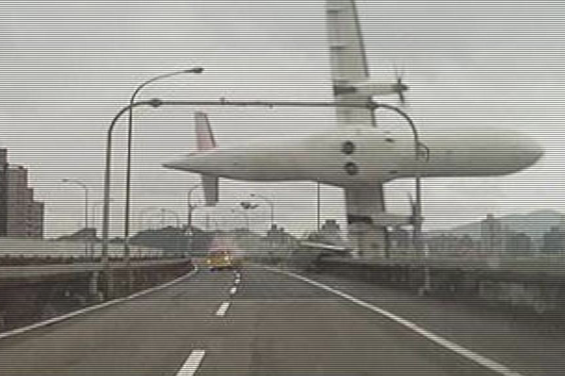 L'avion de TransAsia a frôlé la route avant de s'abîmer dans une rivière