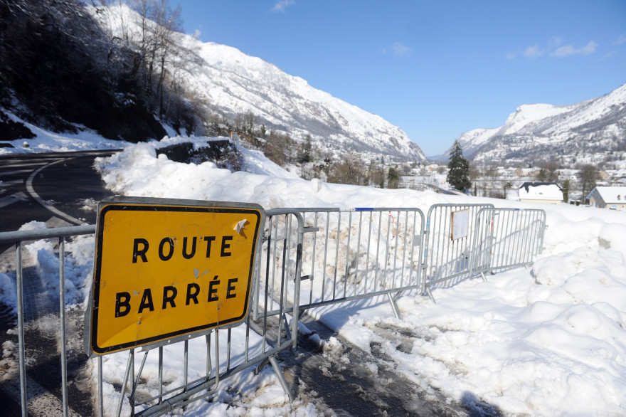 Une route barrée à Laruns dans le sud ouest de la France le 3 février 2015 (illustration).
