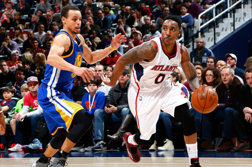 Jeff Teague des Hawks d'Atlanta dribble Stephen Curry des Golden State Warriors au Philips Arena, à Atlanta, le 6 Février 2015.