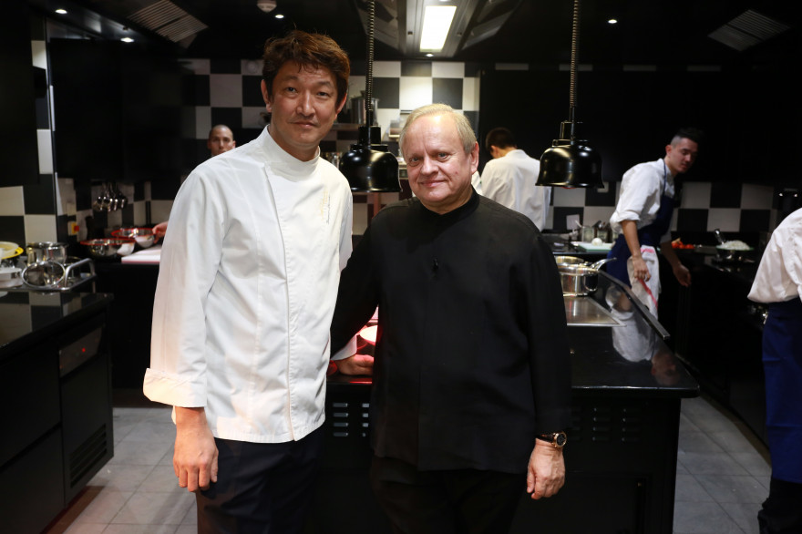 Joël Robuchon (à droite) et Tomonori Danzaki à Bordeaux, le 6 décembre 2014.