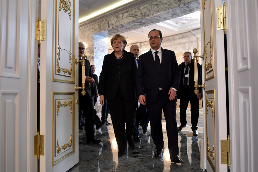 Au lendemain de l'accord de cessez-le feu en Ukraine, la presse française trouve que "le couple franco-allemand a retrouvé des couleurs" (Ici Angela Merkel et François Hollande à Minsk le 12 février 2015)