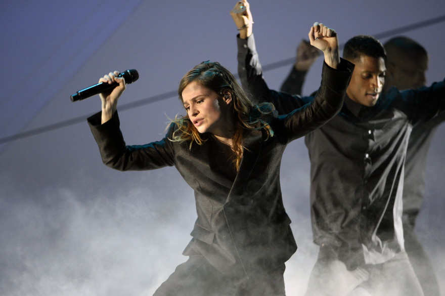 Christine and the Queens, lors des Victoires de la Musique, le 13 février 2015