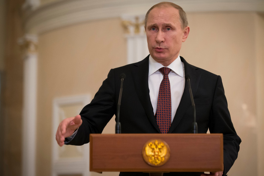 Vladimir Poutine lors d'une conférence de presse à la sortie des négociations de paix, le 12 février 2015, à Minsk.