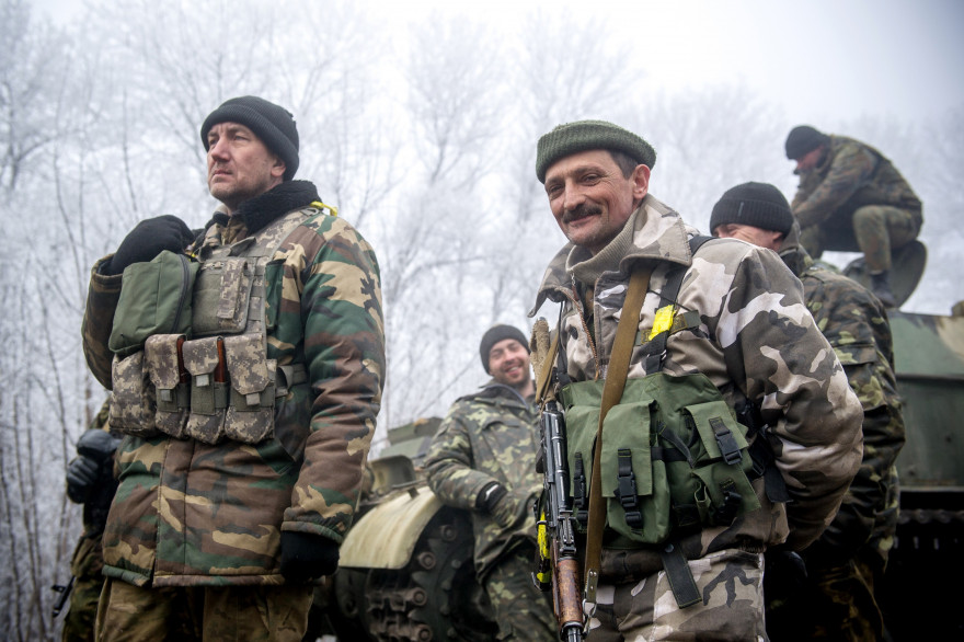 Des soldats ukrainiens au repos près de Debaltseve, le 15 février 2015, après l'instauration du cessez-le feu.