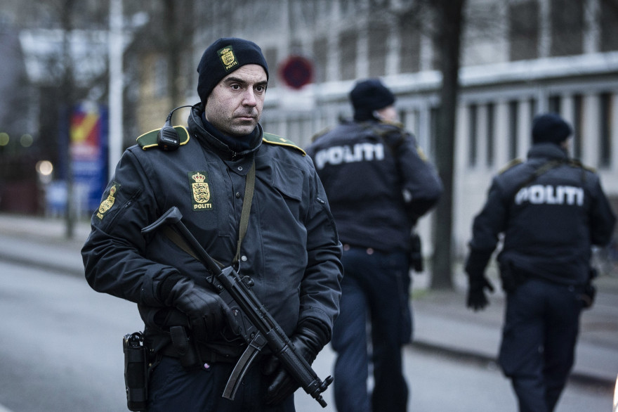 Des policiers à Copenhague le 15 février 2015 près du lieu où le tireur présumé des attentats a été abattu. (Archives)