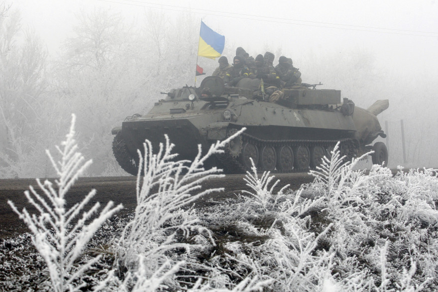 Un char ukrainien près de Debaltseve, le 15 février 2015, "point le plus chaud" depuis la début de la trêve.