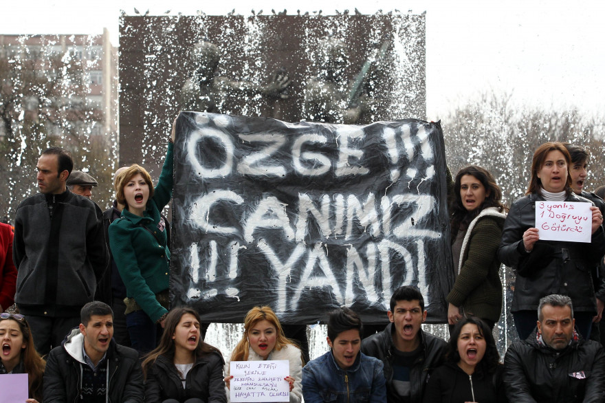 "Özge, nous avons souffert avec toi", proclamaient ces manifestants dimanche 15 février à Ankara..