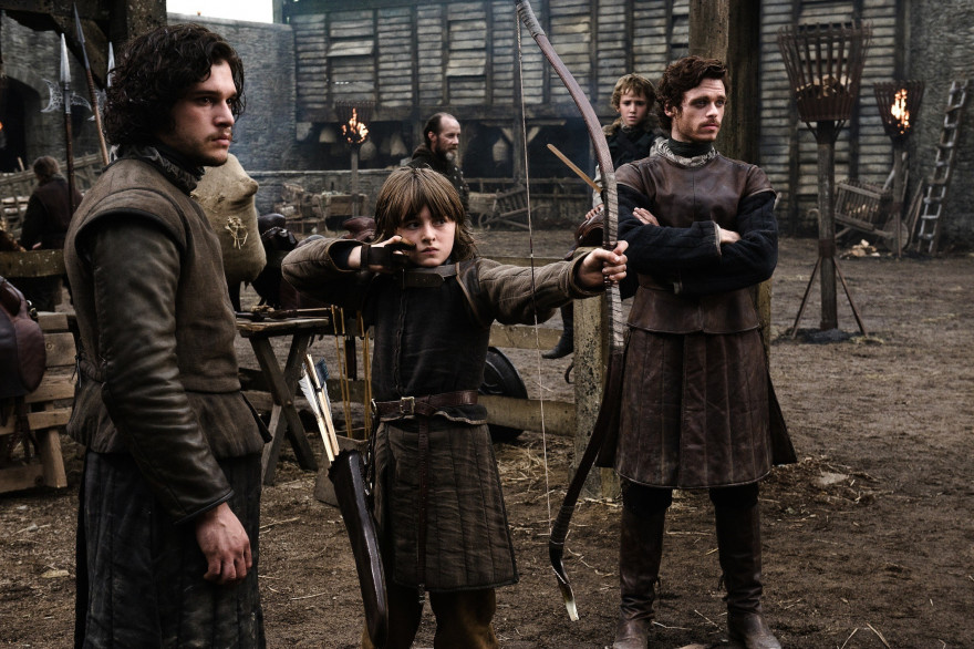 De gauche à droite, la fratrie Stark : Jon Snow, Bran et Robb