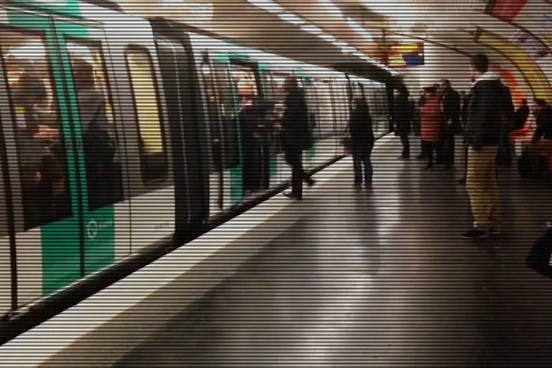 Une vidéo du Guardian montre des supporters de Chelsea empêchant un homme noir de monter dans un métro parisien, le 17 février 2015