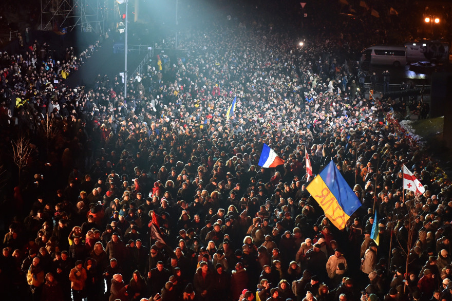 Des milliers de personnes manifestent à Kiev pour commémorer la mort il y a un an de manifestants de la place Maïdan, le 20 février 2015.